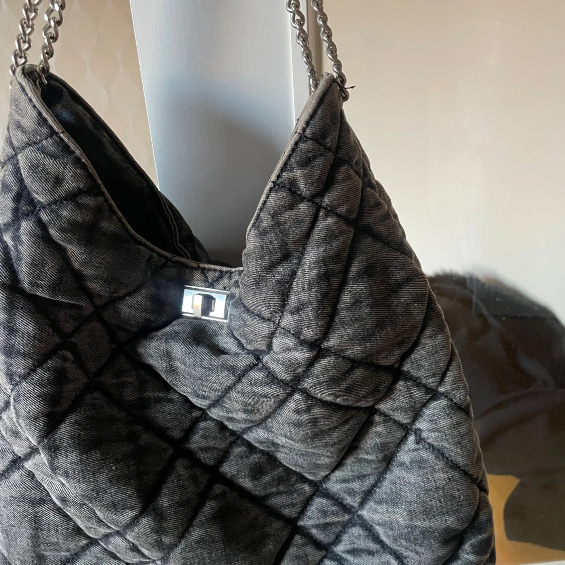 Grå quiltad axelväska med kedjedetaljer - 90