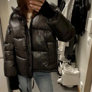 Svart dunjacka  - Från hm, storlek m , kan skicka egna bilder men är den som är på bilden , pris kan alltid diskuteras 
