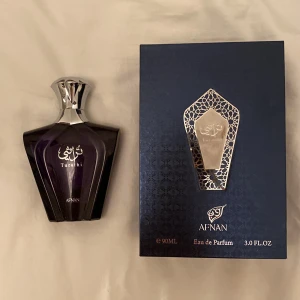 Turathi Blue Eau de Parfum från Afnan - Turathi Blue från Afnan är en elegant herrparfym med en djupblå flaska och silverfärgad kork. Doften har citrus som huvudnot, med inslag av musk, trä och fräschör. Den har även toner av amber, pudrighet och kryddighet, vilket ger en varm och inbjudande känsla. 80-85 ml kvar av 90