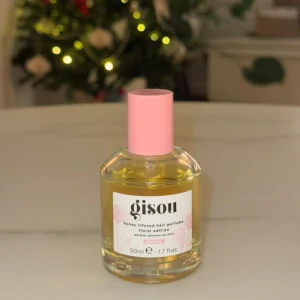 Gisou hair perfume "Wild rose"  - Gisou hårparfym i doften "wild rose". Doftar av vildros, varm vanilj och honung. Ger god doft till håret och ger även glans. Endast provat den 1 gång, så I princip nyskick.  Nypris: 459kr. 