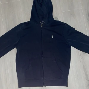 Ralph lauren kofta  - Tjena! Säljer nu denna feta Ralph lauren kofta. Sjukt stilig och passar nästan till allt. Sjukt bra skick, hör av er för frågor och funderingar!