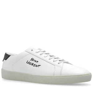 Saint Laurent sl/08 court classic vit - Snygga vita sneakers från Saint Laurent. Klassiska. Storlek 44  herr. Köpta utomlands. Box, dustbag och alla tillbehör finns. Knappast använda, typ som nya. Nya kostar runt 6000kr. Kan gå ner i pris ifall du är snabb, så får du säkert innan jul ocså. Ej kvitto. De är rätt grisch också