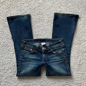 True Religon jeans  - Jättefina lågmidjade, bootcut jeans från True religon!💖 Isydda kilar i benen. Midjemått rakt över: 39 cm, innerbenslängd: 75 cm, benbredd: 24 cm
