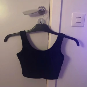 Svart linnetopp från Gina Tricot - Linnet är ganska kort med lite mer tjockare string. Den är från Gina Tricot och är i storlek xs. Frakten betalar du själv. ☺️ Skriv gärna om ni behöver bild på hur den ser ut på!! ❤️