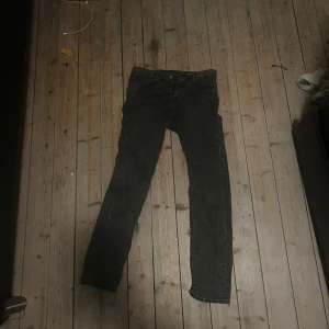 Svarta jeans från Levi's - Snygga svarta jeans från Levis i modellen 502. Dem är sparsamt använda men efter en incident så trilla jag o skrapa upp lite i rumpan se bild 3. Storleken är 30/34
