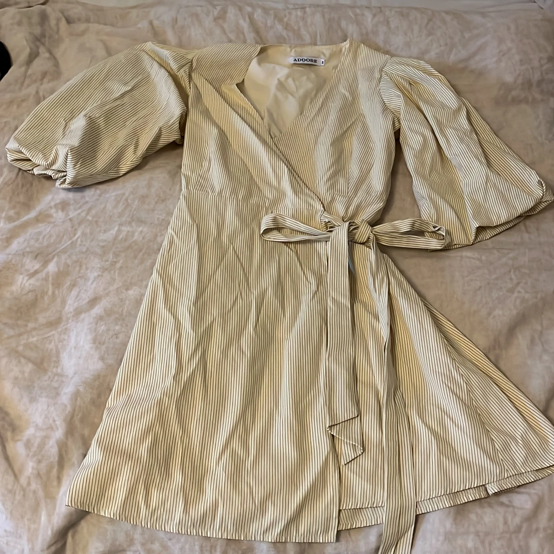 Randig omlottklänning från Adoore