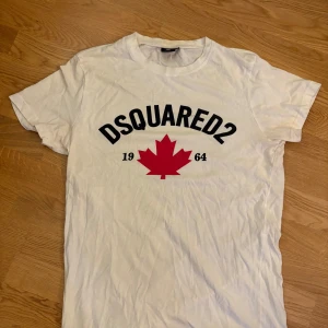 Dsquared2 T-shirt  - Schysst stilren dsq T-shirt i bra skick