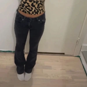 Svarta lågmidjade jeans  - Säljer dessa lågmidjade svarta jeans. Då de va lite för små på mig. Köpte dom här på Plick för 400kr.