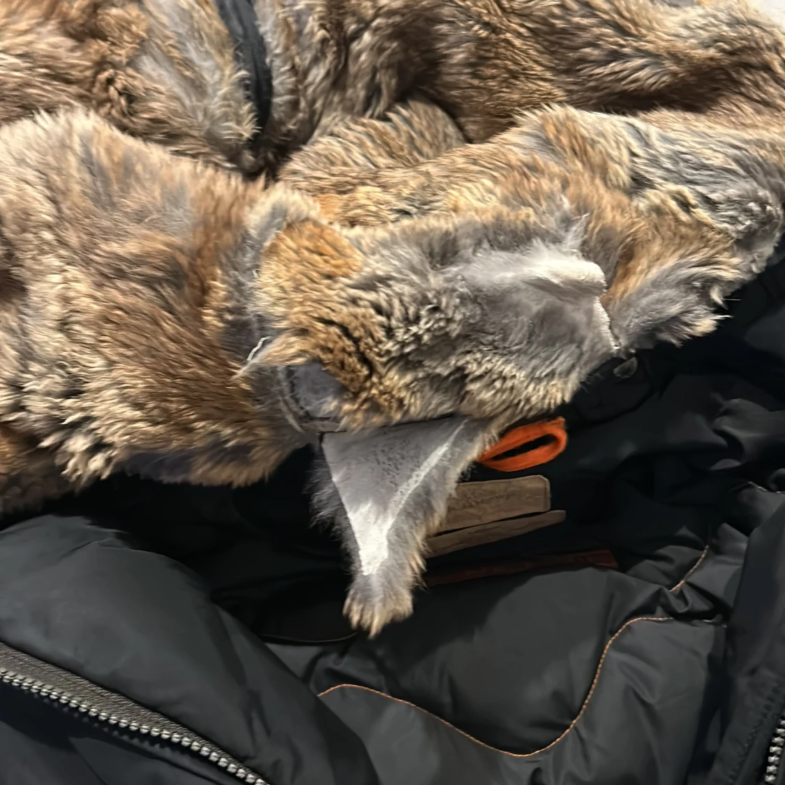 Svart parkajacka med pälsdetaljer från Parajumpers - 92