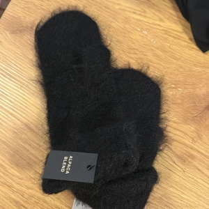  alpacka vantar - Vantar i alpacka-blandning. 