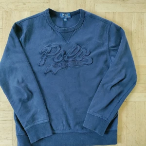 Ralph Lauren sweatshirts  - Fet Ralph Lauren sweatshirts. Ganska tjock så perfekt nu till vintern. Storleken är 164 perfekt skick 9.5/10 använd en eller två gånger. Skriv om du har någon fråga. Nypris 1000kr 