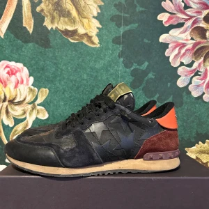 Valentino Rockrunner sneakers - Snygga Valentino Rockrunner sneakers i svart med svarta stjärnor en väldigt sällsynt modell. Skorna är u stolek 45 kommer med box 