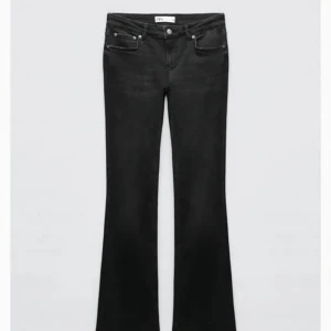 Svarta bootcut jeans från Zara - Snygga svarta bootcut jeans från Zara. Säljer pga att jag har för många jeans! Är villig att diskutera pris vid snabb affär. Kom privat för frågor💓