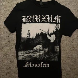 Svart Burzum t-shirt - Svart t-shirt med Burzum-tryck fram och bak. Tillverkad av Gildan i mjuk bomull.