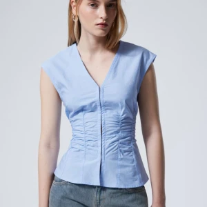 Ljusblå topp  - Jättefin ljusblå topp som är helt ny, prislapp kvar. Toppen är liten i storleken. 