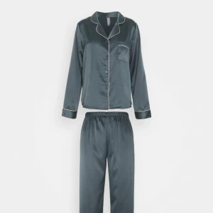 Pyjamas set  - Fint och super skönt grönt pyjamas set! I mycket bra skick💚