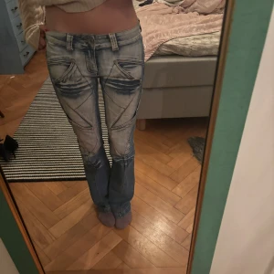 Blå jeans med unikt mönster -  Säljer dessa jätte snygga och coola jeans som är bootcut och lågmidjade! Hör av dig för fler bilder eller andra frågor🥰🥰🥰