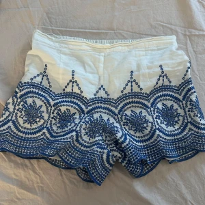 Vita shorts med blått broderi - Vita shorts med blåa broderier