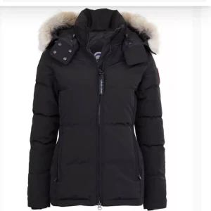 Svart Chelsea Parka från Canada Goose - Säljer en svart Chelsea Parka från Canada Goose med pälskantad huva. Jackan har dragkedja och knappar framtill och är perfekt för vintern. Den är i nytt skick och kvitto medföljer. Pris går att diskutera och vill man komma å prova så är ni välkomna, Kan mötas upp om det är i Södertälje/Stockholm!☺️