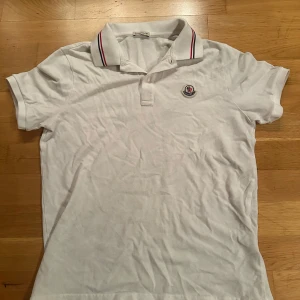 Vit pikétröja från Moncler - Moncler pike, 9/10 skick, storlek m
