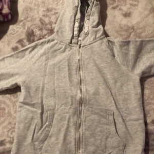 #hoodie #varm #vinter #157 - En riktig bra tröja från lager 157 bara 100kr jag köpte den för 359kr mycket bra pris för en sån tröja 160 storlek kan bara mötas Strängnäs/eskilstuna