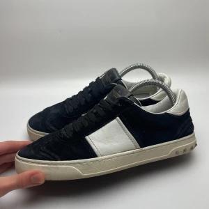 Valentino flycrew  - Hej! Säljer nu dessa sjukt valentino flycrew skor. Skorna är i toppskick! Vi rekommenderar att gå ner en storlek! Så dessa passar 42. Hör gärna av dig vid frågor 