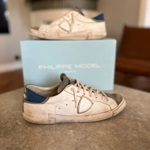 Philipe model - Ett par riktigt snygga Philippe model i färgen vit⚪️| Skick-8/10✅| Endast lite smutsiga och att det har lossnat super lite vid hälen men inget man märker(PÅ BÅDA SKORNA)|  Tillkommer box| Nypris över 3000 kr!| Hör av er vid fler funderingar☁️