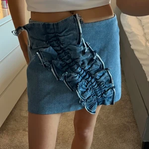 Blå jeanskjol med cool detalj - Cool jeanskjol med detalj på framsidan🙌🏻