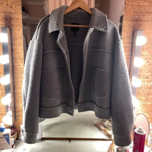 Grå teddyjacka från Forever 21 - Säljer en jättefin grå teddyjacka från Forever 21. Den är i storlek L men skulle säga att den sitter mer som en M. Tycker den e as snygg att ha nu när det är lite kallare! Skriv vid frågor🩷🩷