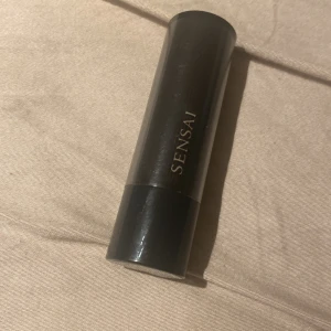 Rosa läppstift från Sensai - Elegant rosa läppstift från Sensai med en lyxig guldig hylsa och svart lock. Perfekt för en sofistikerad look. Har använt lite mindre än halva men gillar inte färgen skriv vid mer frågor.