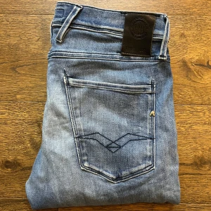 Replay anbass jeans  - Säljer ett par snygga blå jeans från Replay, modell Anbass. Storleken är 30/32. Dem är i bra skick, lite skrynkliga men går lätt att stryka. Skriv om du har några frågor👍
