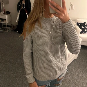 Tröja med öppna axlar😇😇 - Snygg tröja med hål vid axlarna vilket gör tröjan snyggare och mer unik🥰fint skick! 