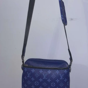 Blå väska LV - Säljer pga behöver pengar. Finns tags