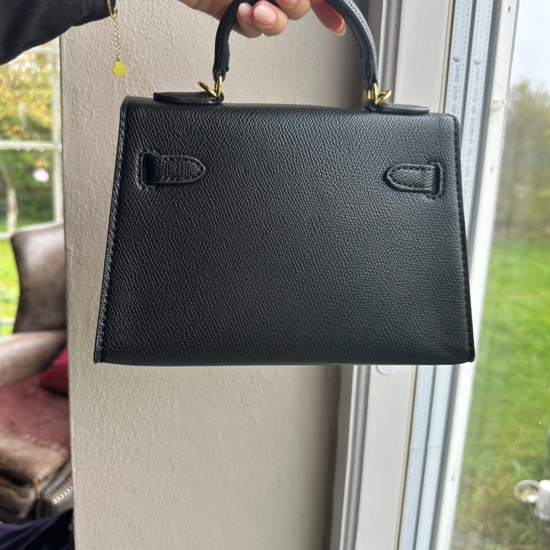 Svart handväska med gulddetaljer - 91