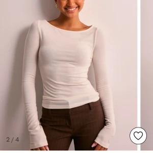 Ny tröja! - Helt ny tröja från Nelly, prislappen sitter kvar!! Säljer då jag ångrade mitt köp❤️ Superskön och bekväm, lite genomskinlig! Sitter bra på en xs. Nypris är 199