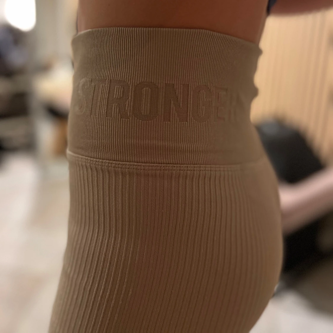 Beige ribbade leggings från Stronger