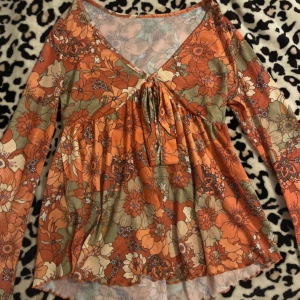 hippie mesh topp med flowy armar - köptes second hand av mig men lappen är shein, inga täcken på användning och jag använde den endast på halloween. storlek XS men passar också på S, ganska stretchig. bra kvalité!