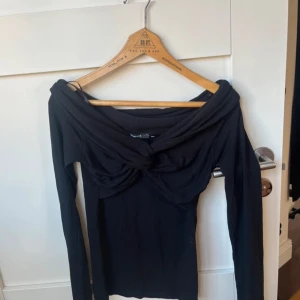 Off-shoulder topp - Säljer denna jätte snygga off shoulder topp från bik bok då den aldrig används. Nypris 359. Går att använda som både fest topp eller som en vanlig lite snyggare tröja💕