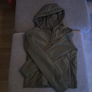 As fet cardigan från save the duck - Säljer denna as feta cardiganen från save the duck, då den tyvärr är för liten. Storleken är M och den passar för dig som är mellan 175-180 ish. Kvaliten är bra och de är inga defekter. Hör av er för mer frågor och om priset, då det går att diskutera.