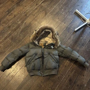 Grön parajumpers jacka  - Här är det dags att sälja min välskött parajumper jacka med av anledningen till att jag har köpt ny jacka, priset går att diskuteras , och finns inga fel på jackan mycket fint samt rent.