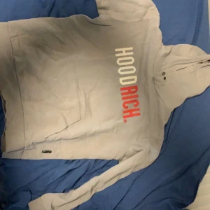 Grå dress från Hoodrish - Säljer min dress från hoodrish eftersom ja inte behöver den längre