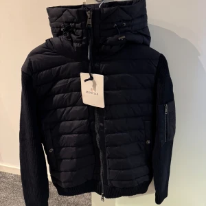 Moncler Cardigan - Moncler Cardigan med luva, mörkblå. Storlek M. Hör av er vid eventuella frågor.