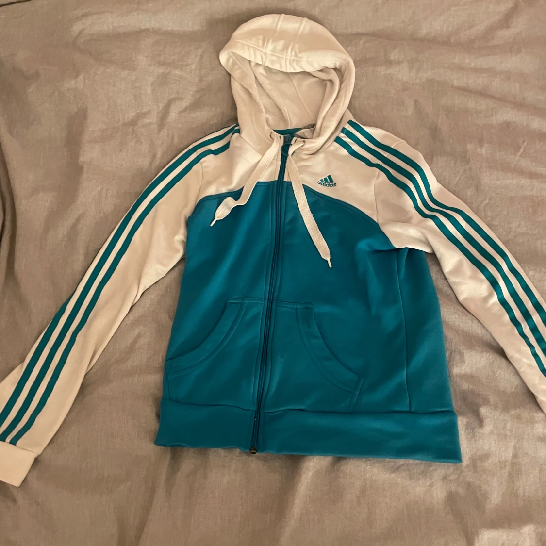 Blå och vit huvtröja från Adidas