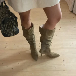 Beigea stövlar - Perfekta beigea stövlar / boots💕💕perfekt nu till nyår❣️❣️