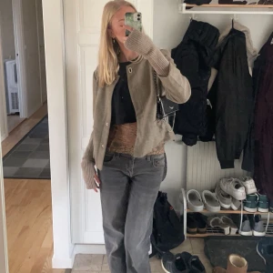 Brunt spetslinne - Säljer detta ursnygga genomskinliga bruna spettslinnet då det inte längre passar mig🥹😍 Finns ingen storlek men skulle beskriva det som XXS-S men mer på den mindre sidan! Hör gärna av er med prisförslag eller frågor!💗💗