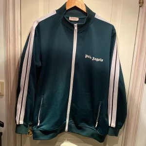 Palm Angels tracksuit - Tjena! Nu säljer vi denna Palm Angles tracken till ett bra pris | 999kr | Storlek M och passar dig som är 175-185 cm lång | 8/10 skick | Har du några frågor eller funderingar är det bara att höra av sig🙌🙏