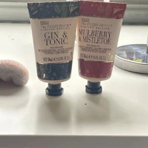 Handkräm och kroppslotion från The Fuzzy Duck - Limited edition handkräm och kroppslotion från The Fuzzy Duck. Handkrämen har doften Mulberry & Mistletoe och kroppslotionen doftar Gin & Tonic. Båda produkterna kommer i praktiska 50 ml tuber med färgglada mönster.