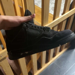 Jordan 4 black cats - Nya jordans 4 black cats inte använde så mycket kanske max 4 gånger på tuffa långa dagar. Lite smutsiga pågrund av snön men inget lite vatten inte kan fixa. Ta o köp nu för vill köpa nya university blue.