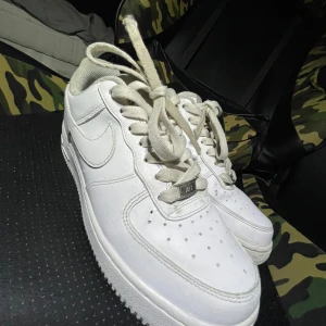 Vita Nike Air Force 1 - Säljer ett par klassiska vita Nike Air Force 1 säljer då jag inte kan ha dem längre, billigare vid snabb affär