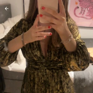 Söker zara klänning - Söker denna guldiga klänningen från zara i storlek L. Hör av er om ni vill sälja❤️❤️